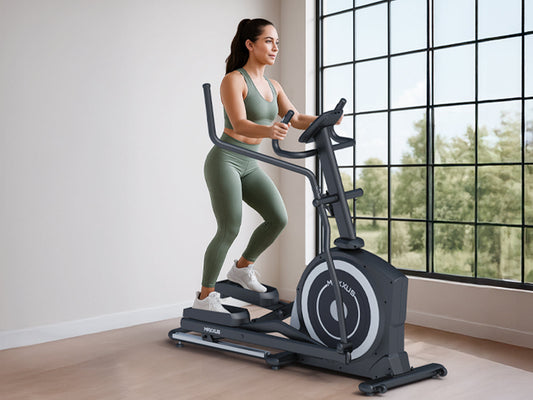 Frau trainiert auf einem MAXXUS Crosstrainer zuhause vor großem Fenster mit Gartenblick